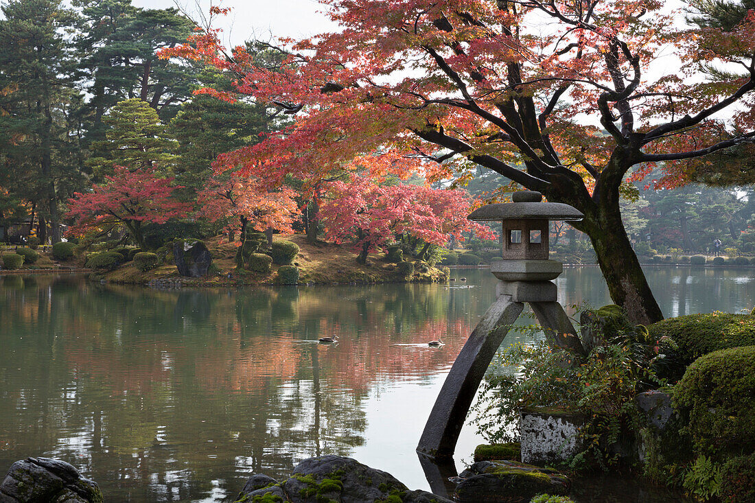Kenrokuen Garden with Kotojitoro lantern in autumn, Kanazawa, Ishikawa Prefecture, Central Honshu, Japan, Asia