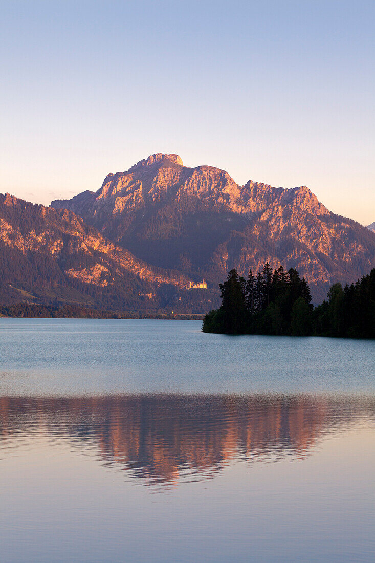 Blick über den Forggensee auf Neuschwanstein und Säuling, Allgäu, Bayern, Deutschland