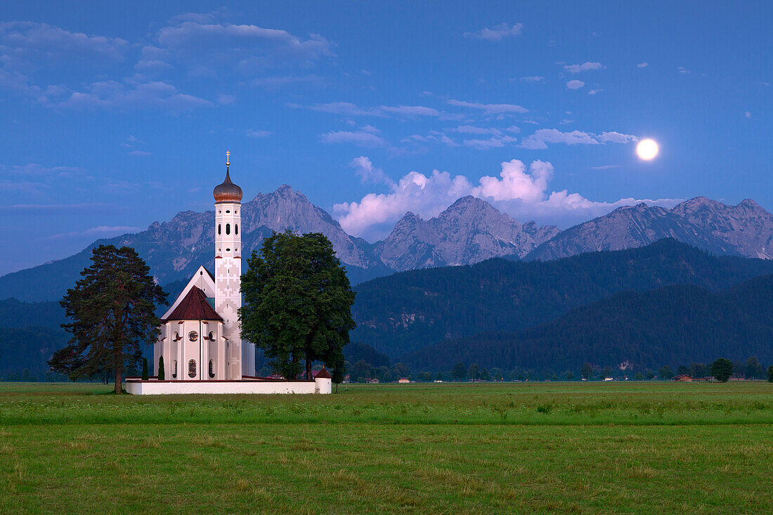 Wallfahrtskirche St. Coloman bei Schwangau bei Vollmond, Blick auf die Tannheimer Berge, Allgäu, Bayern, Deutschland