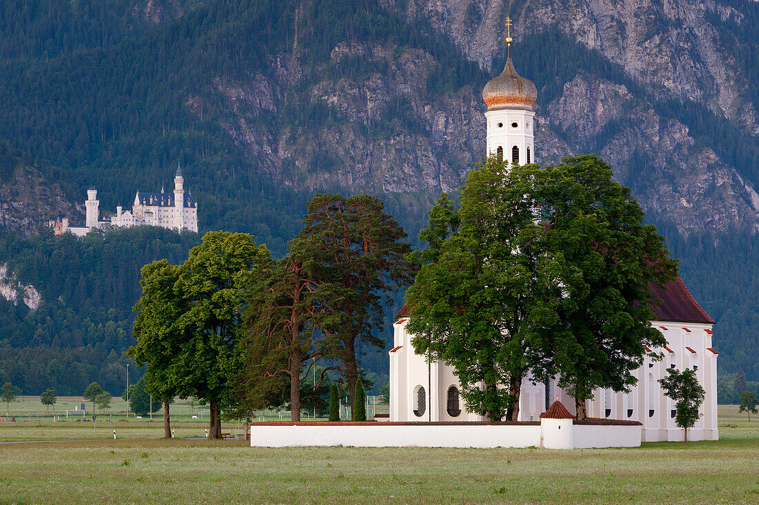 Schloss Neuschwanstein und Wallfahrtskirche St. Coloman bei Schwangau, Allgäu, Bayern, Deutschland