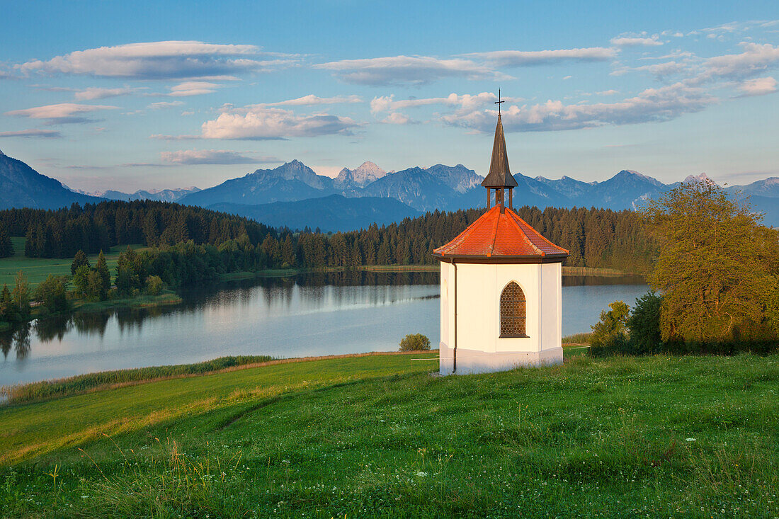 Chapel at Hergratsrieder Weiher, view to Tannheimer Berge, Allgaeu, Bavaria, Germany