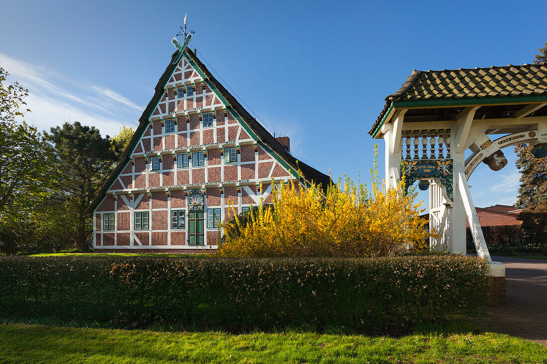 Reetgedecktes Fachwerkhaus mit Prunkpforte, bei Neuenfelde, Altes Land, Niedersachsen, Deutschland