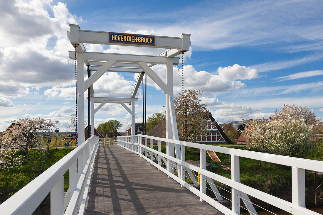 Hogendiek bridge, pedestrian bridge over the Luehe rivulet, near Steinkirchen, Altes Land, Lower Saxony, Germany