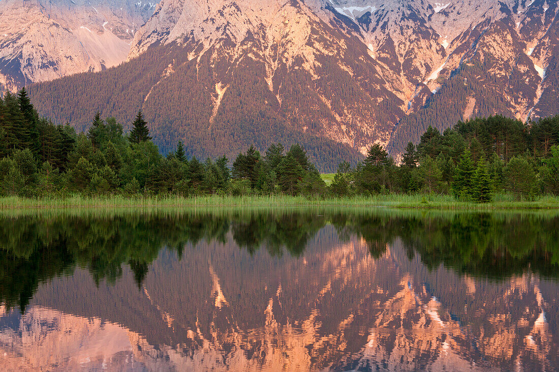 Luttensee mit Spiegelung, Blick zum Karwendel, bei Mittenwald, Werdenfelser Land, Bayern, Deutschland