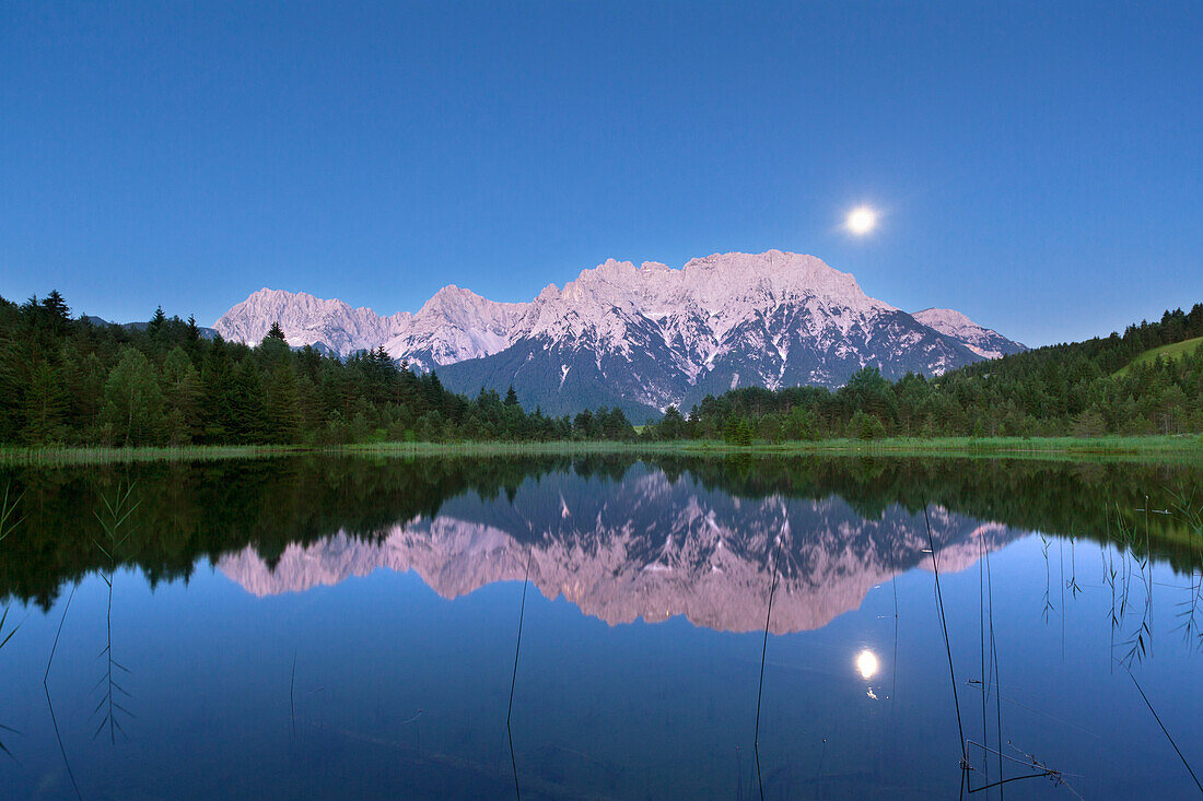 Vollmond spiegelt sich im Luttensee, Blick zum Karwendel, bei Mittenwald, Werdenfelser Land, Bayern, Deutschland