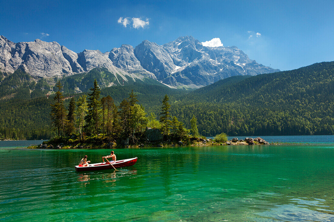 Eibsee with Zugspitze, Wettersteingebirge, near Garmisch-Partenkirchen, Werdenfels region, Bavaria, Germany