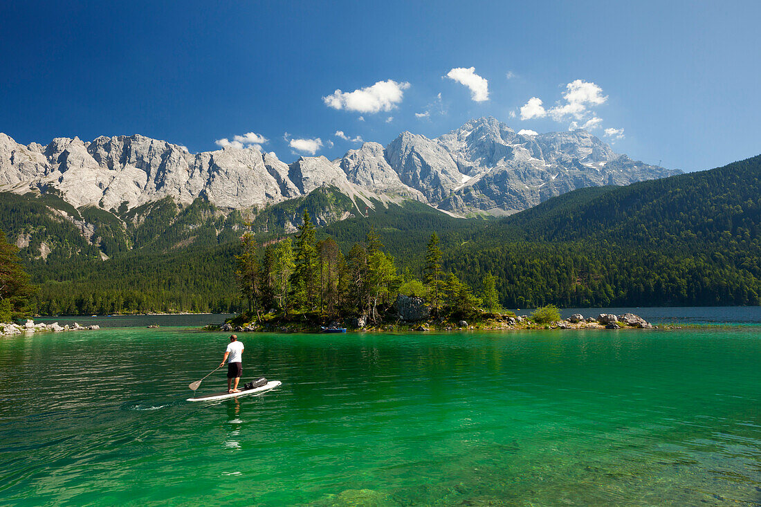 Stand Up Paddler auf dem Eibsee, Blick zur Zugspitze, Wettersteingebirge, bei Garmisch-Partenkirchen, Werdenfelser Land, Bayern, Deutschland