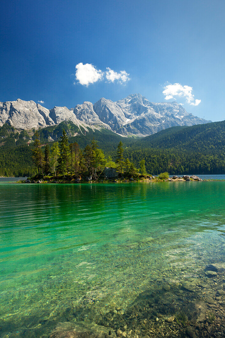 Eibsee with Zugspitze, Wettersteingebirge, near Garmisch-Partenkirchen, Werdenfels region, Bavaria, Germany