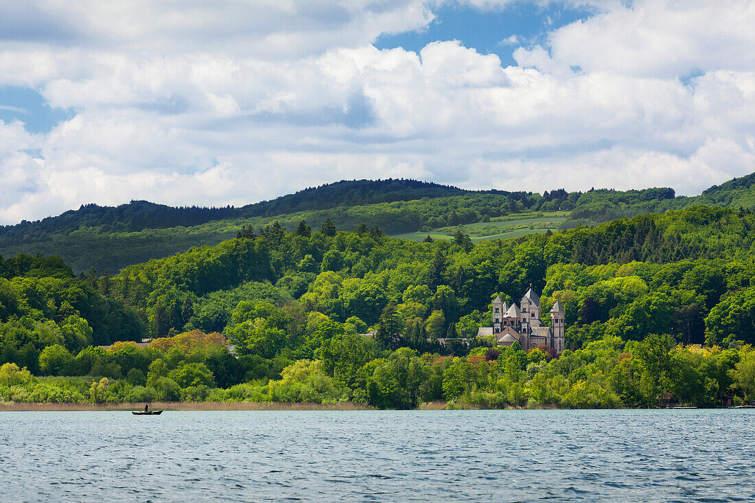 Blick über den Laacher See zum Kloster Maria Laach, Eifel, Rheinland-Pfalz, Deutschland