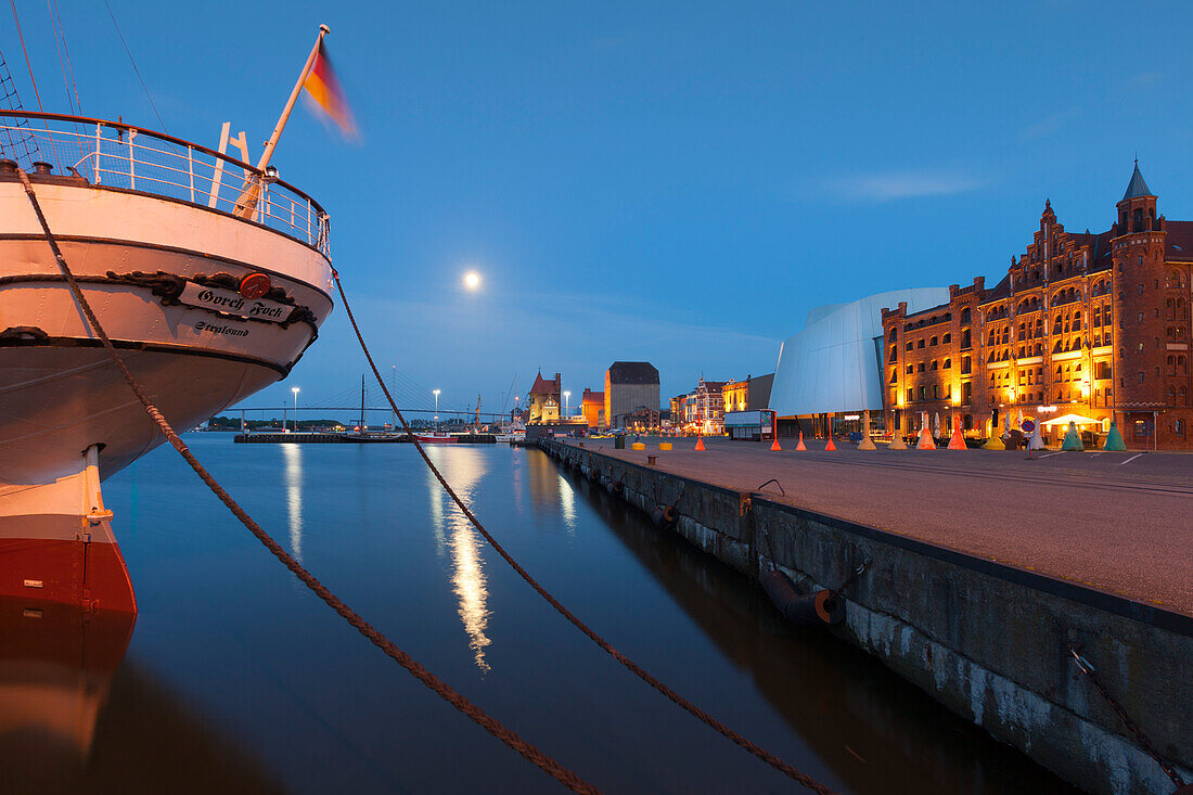 Segelschulschiff Gorch Fock I im Hafen, Stralsund, Ostsee, Mecklenburg-Vorpommern, Deutschland