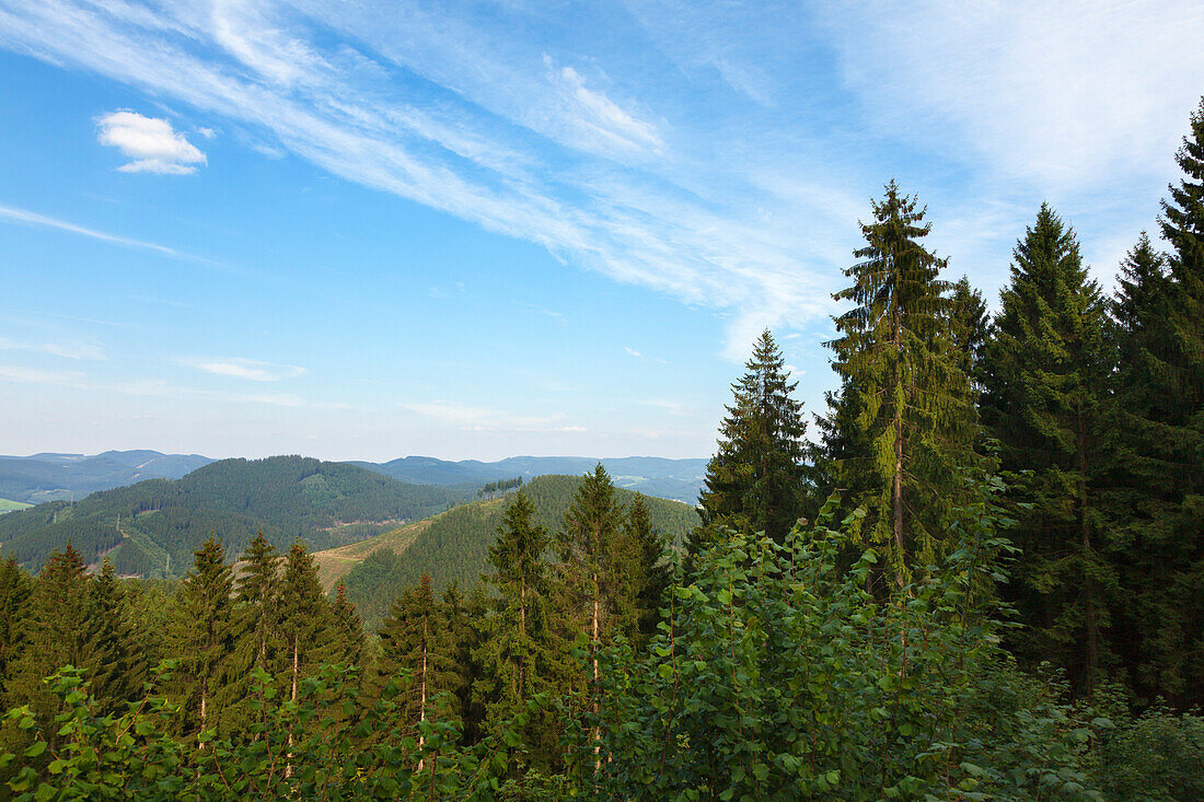 Blick vom Berg „Hohe Bracht“,  Rothaargebirge, Sauerland, Nordrhein-Westfalen, Deutschland