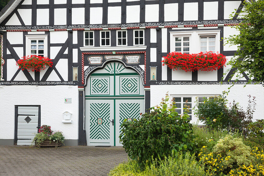 Fachwerkhaus im Dorf Kirchveischede, bei Lennestadt, Rothaargebirge, Sauerland, Nordrhein-Westfalen, Deutschland