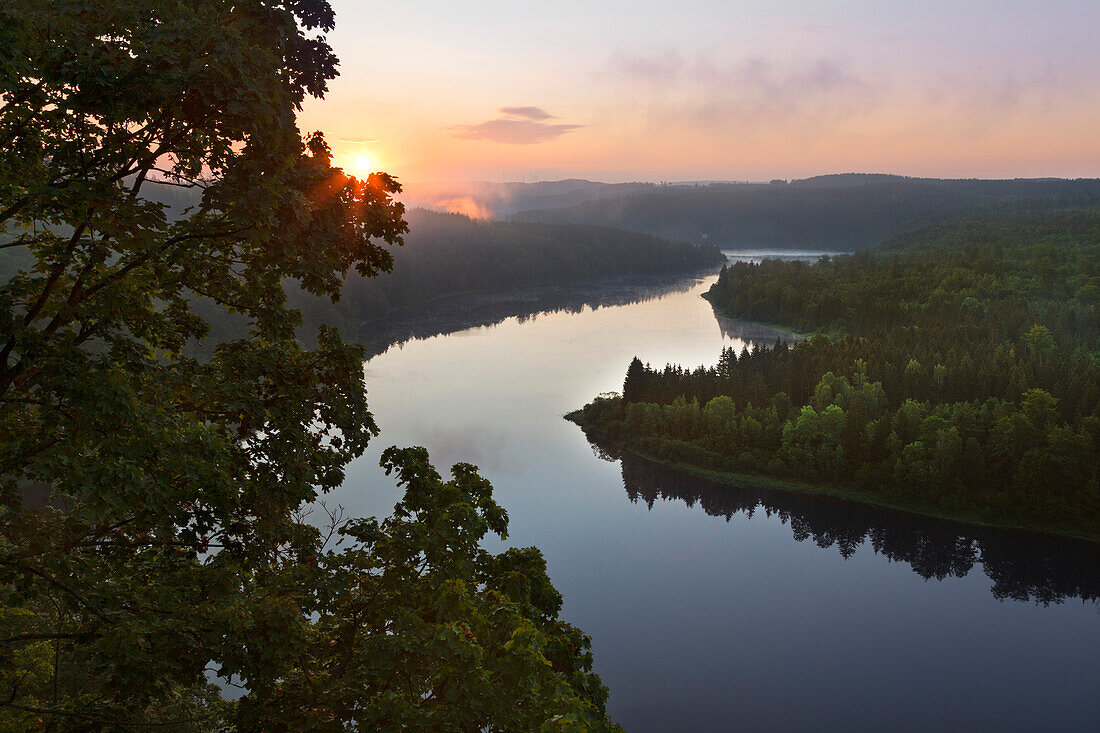 Sonnenaufgang am Saale-Stausee, Naturpark Thüringer Schiefergebirge / Obere Saale, Thüringen, Deutschland