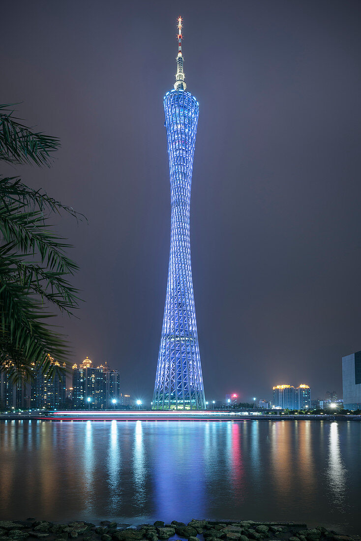Wahrzeichen von Guangzhou der Fernsehturm mit nächtlicher Beleuchtung in Blau, Guangdong Provinz, Perlfluss Delta, China