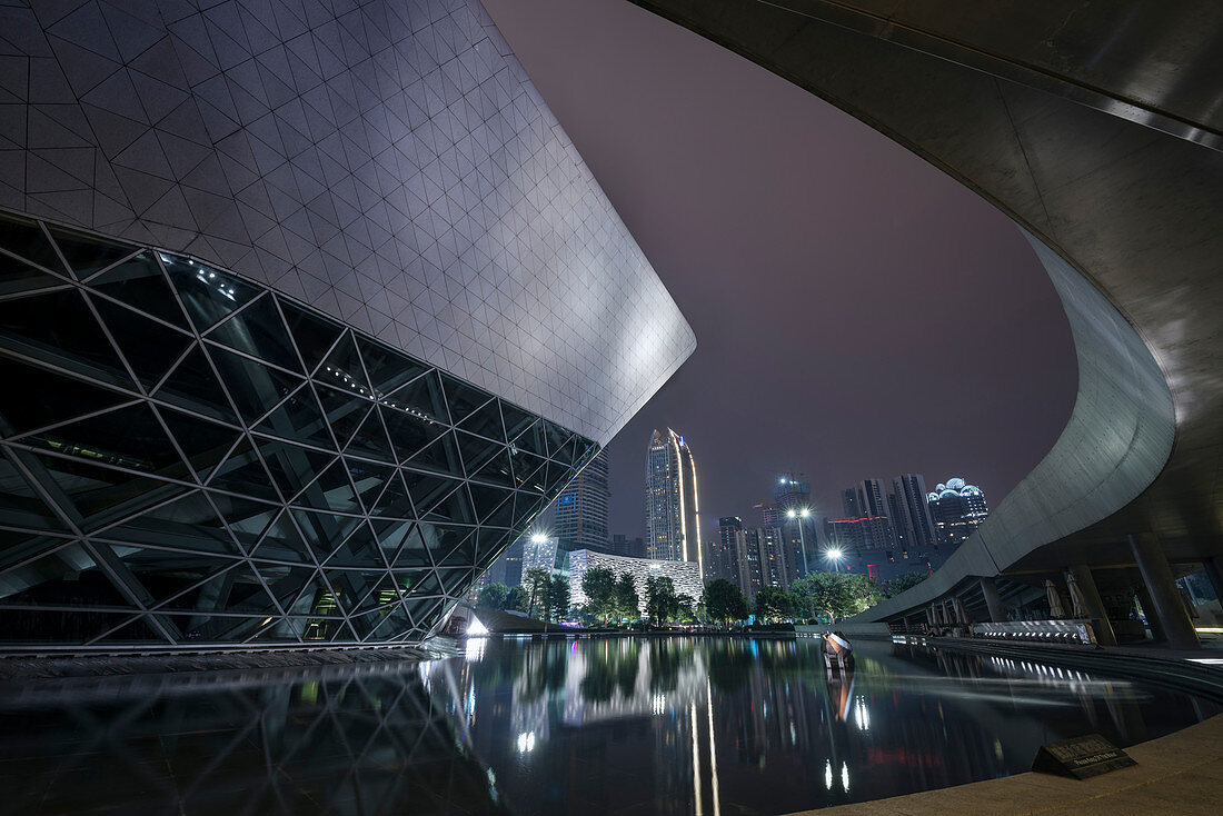 Opernhaus von Zara Hadid bei Nacht, Guangzhou, Guangdong Provinz, Perlfluss Delta, China
