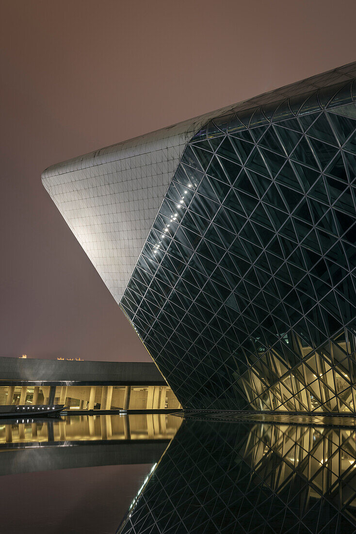 Opernhaus von Zara Hadid bei Nacht, Guangzhou, Guangdong Provinz, Perlfluss Delta, China