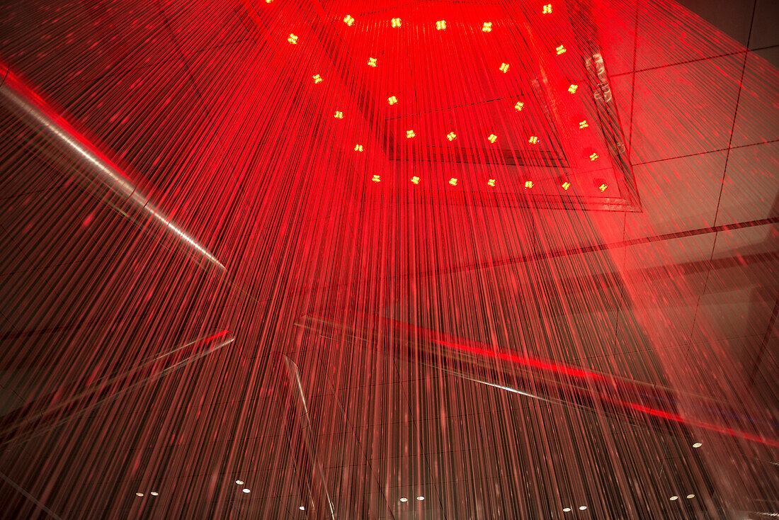 Lichtspiele an künstlichem Wasserfall bei Luxus Hotel in Guangzhou bei Nacht, Guangdong Provinz, Perlfluss Delta, China