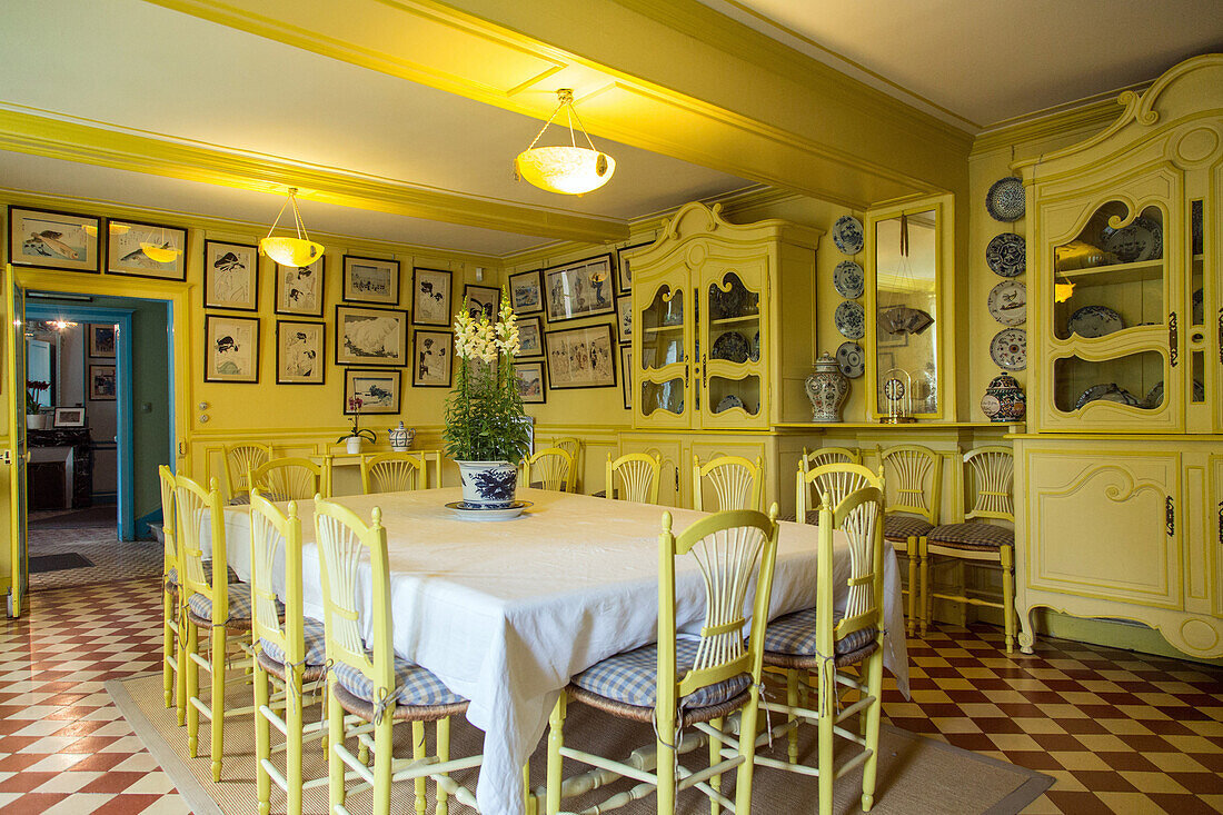 the yellow dining room and the japanese prints, the impressionist painter claude monet's house, giverney, eure (27), normandy, france