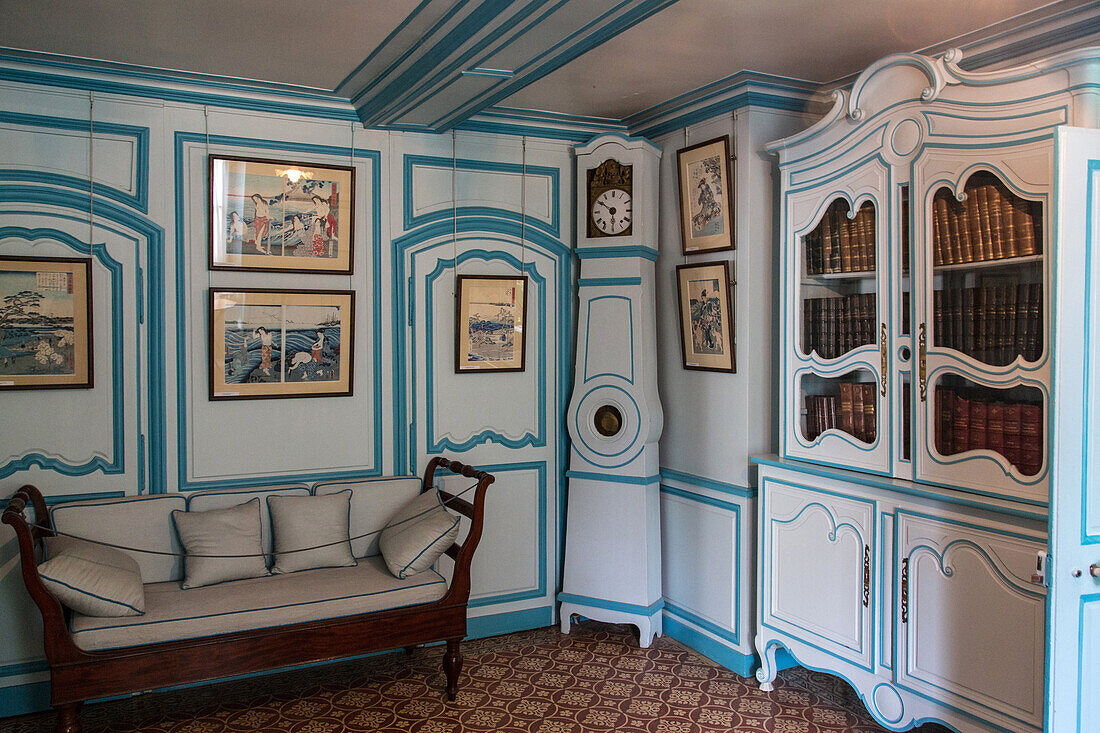 the blue salon and the japanese prints, the impressionist painter claude monet's house, giverney, eure (27), normandy, france