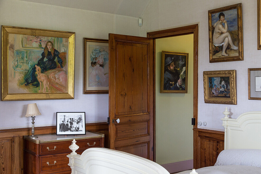 the painter's bedroom and his masterpieces, the impressionist painter claude monet's house, giverney, eure (27), normandy, france