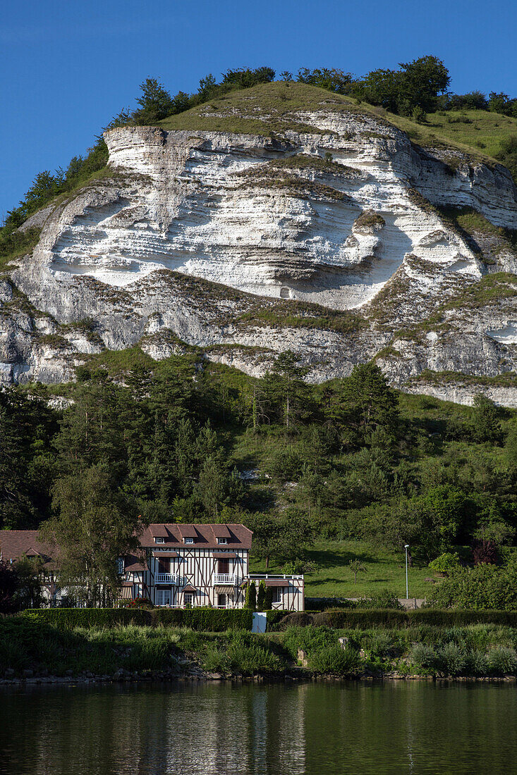 bed breakfast la canotiere on the banks of the seine below the white chalk cliffs, les andelys, eure (27), normandy, france