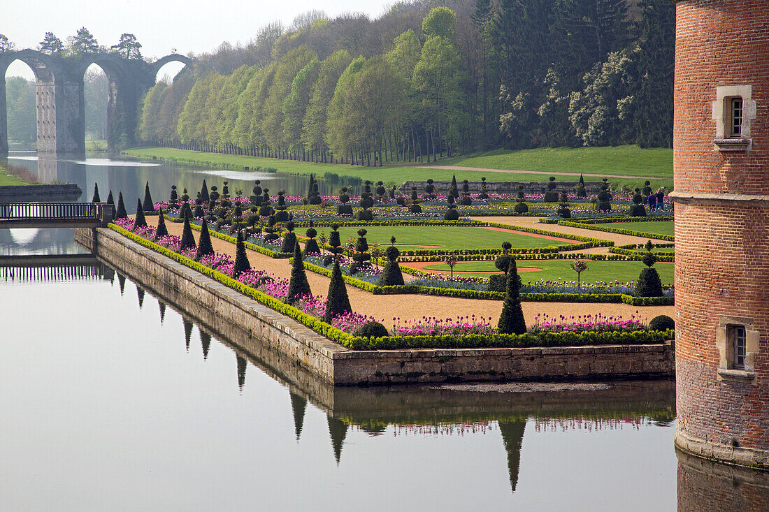 the canal and ponds with the vauban aqueduct and andre le notreÆs french-style garden, chateau de maintenon, eure-et-loir (28), france
