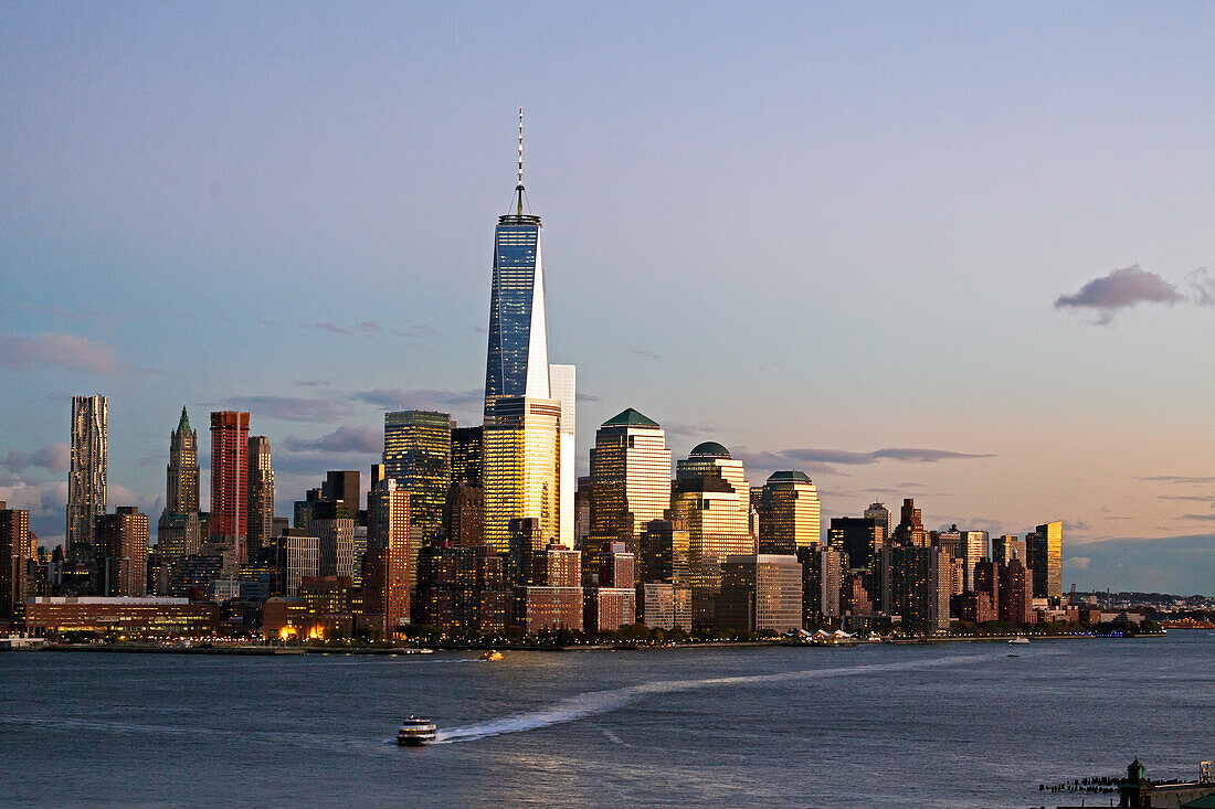One World Trade Center and Downtown Manhattan across the Hudson River, New York, United States of America, North America