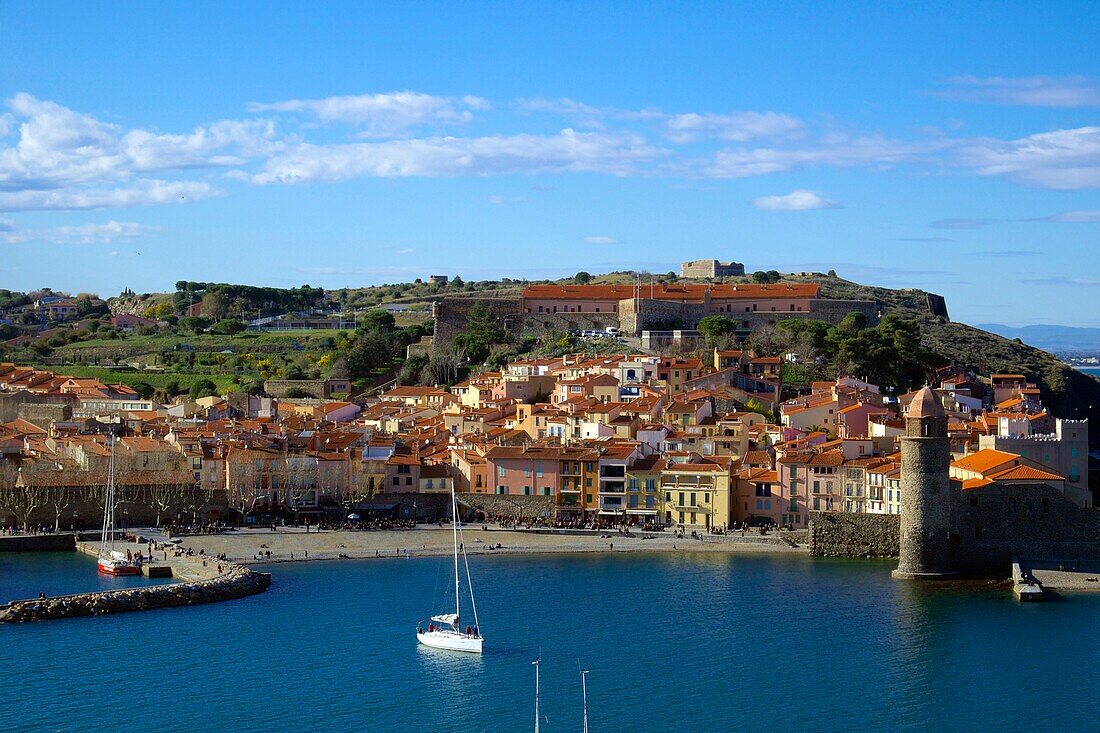 Europe, france, Languedoc Roussillon, Pyrenees Orientales, Collioure, the village and the church of Notre Dame des Anges