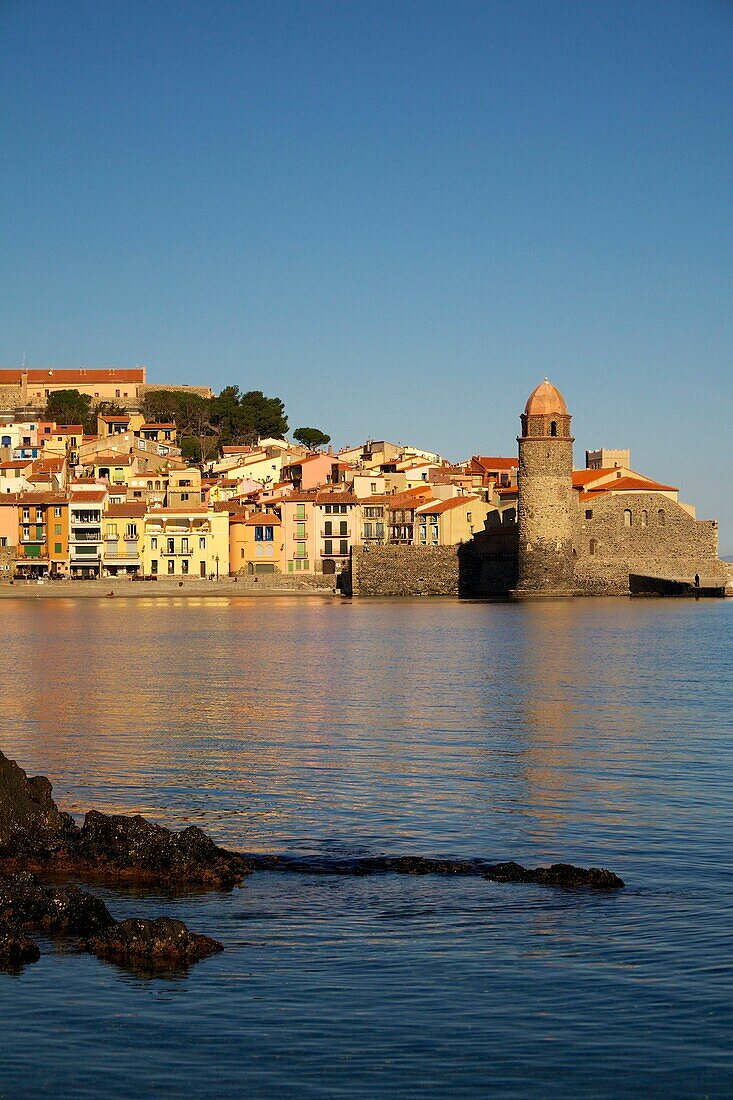 Europe, france, Languedoc Roussillon, Pyrenees Orientales, Collioure, the village and the church of Notre Dame des Anges