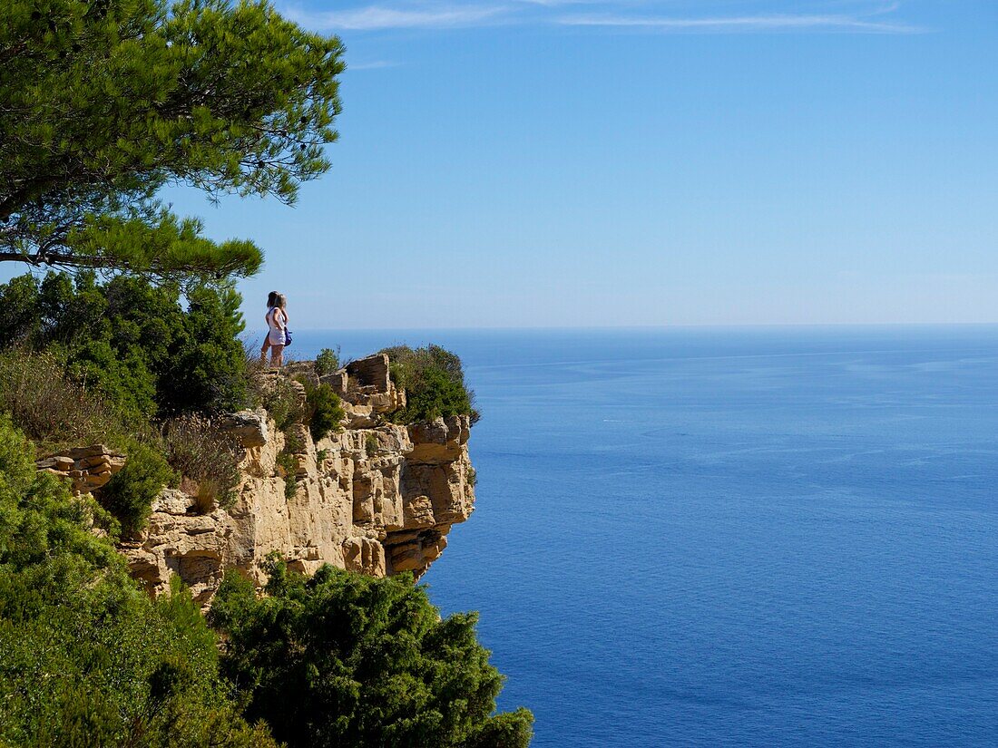 2 people on a cliff watching the sea view around Cassis Var france