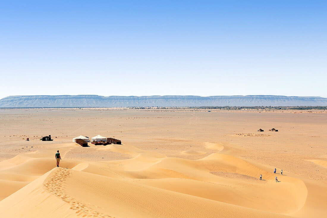 Morocco, Draa Valley, Tinfou, Desert view from the dune Tinfou, Tourists on the dune