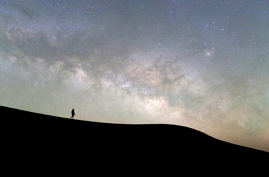 Morocco, Draa Valley, Tinfou, Tinfou dunes, Tourists admiring the Milky Way