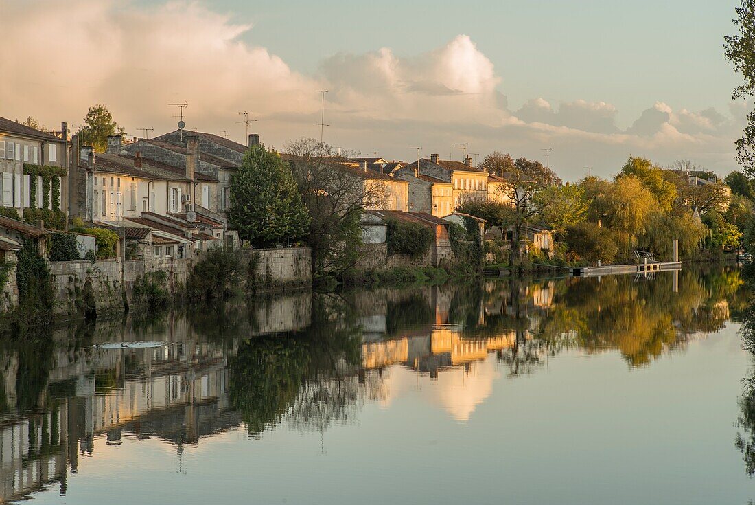 France, Charente-Maritime, Saint Savinien, quai des Fleurs, houses, Charente River