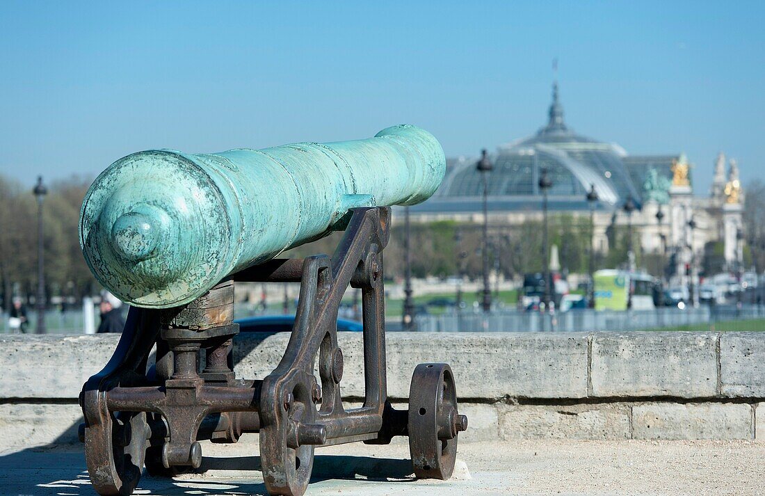 France, Paris 7th district, Invalides, A former cannon aims at the Grand Palais