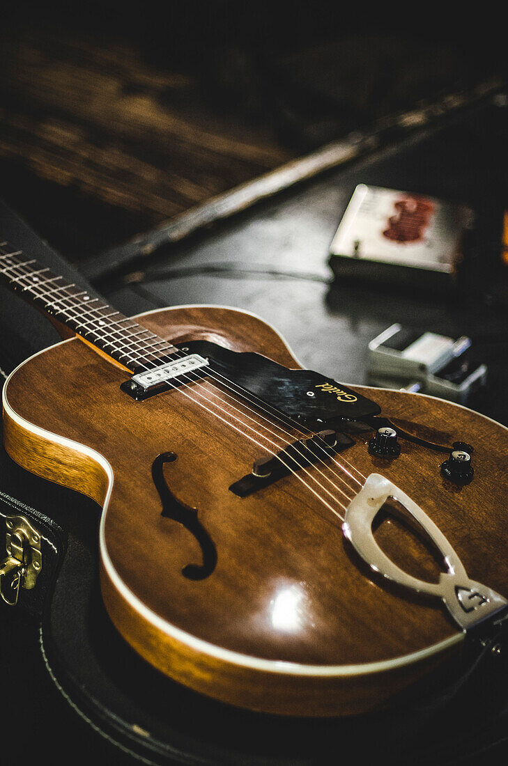 Semi-Hollow Electric Guitar