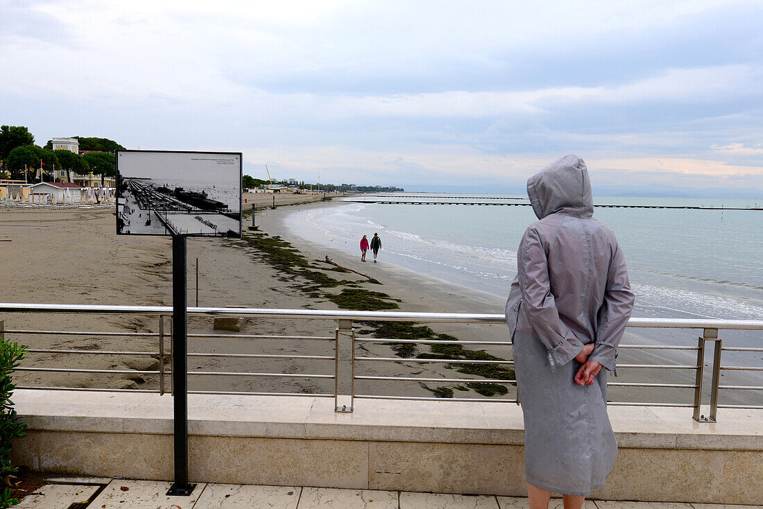 an der Meerpromenade von Grado, Friaul, Nord-Italien, Italien