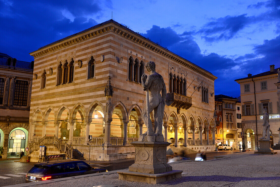 am Piazza della Liberta, Udine, Friaul, Nord-Italien, Italien