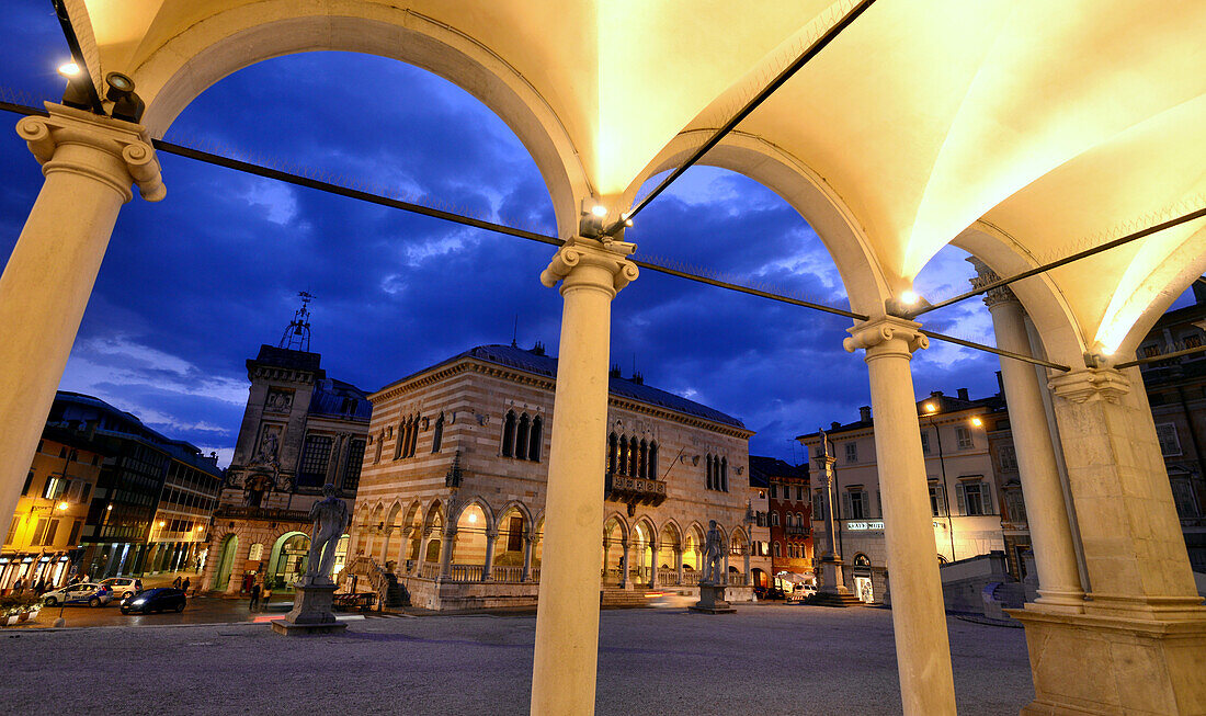 am Piazza della Liberta, Udine, Friaul, Nord-Italien, Italien