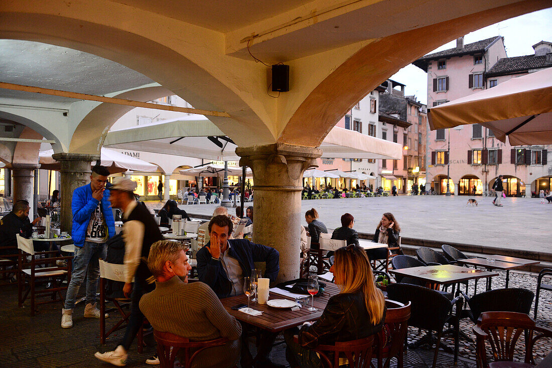 am Piazza San Giacomo, Udine, Friaul, Nord-Italien, Italien