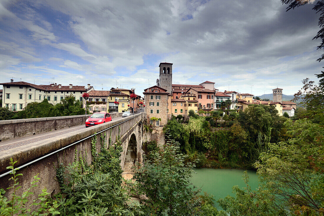 Ansicht von Cividale del Friuli am Fluß Natisone, Friaul, Nord-Italien