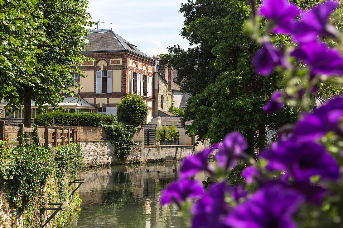 banks of the river blaise, rue de senamont, dreux, eure-et-loir (28), france