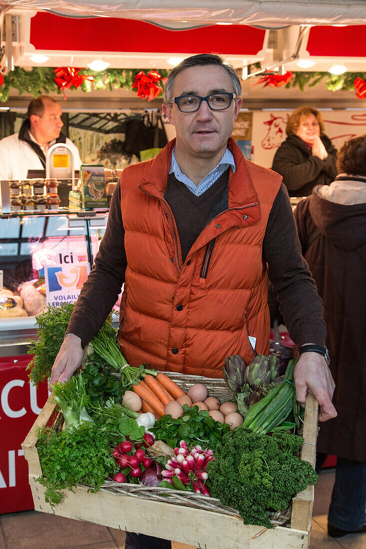market produce cuisine with laurent clement, the michelin-starred chef at the grand monarque hotel restaurant with his crate of vegetables, 11 cours gabriel, chartres (28) eure-et-loir, france