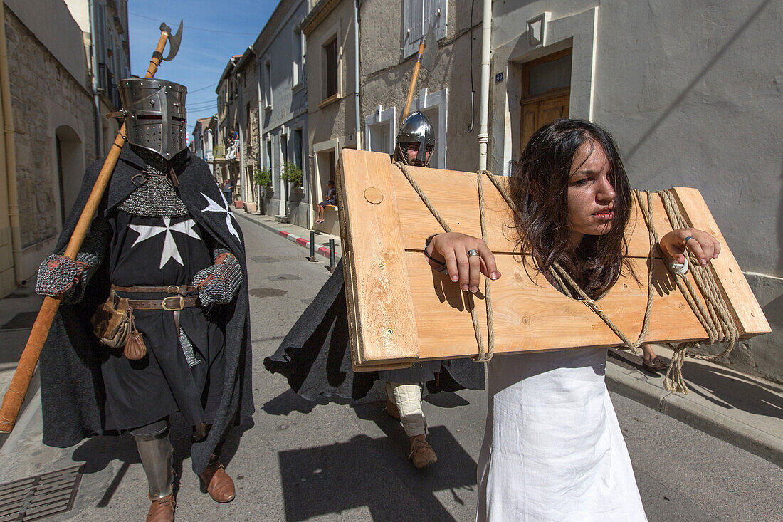 festival of saint louis, within the city walls actors stroll around the old town, medieval festival, celebration of the 800 year anniversary of the birth of louis ix, aigues-mortes, gard (30), france
