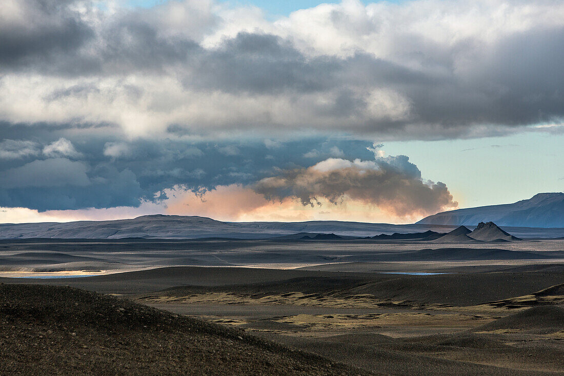 plateau of modrudalur, to the right the volcano herdubreid and to the left a cloud from the volcano bardabunga spewing out lava and toxic gasses (sulphur dioxide pollution) over northern europe, bardarbunga volcanic system, route f901, iceland, europe