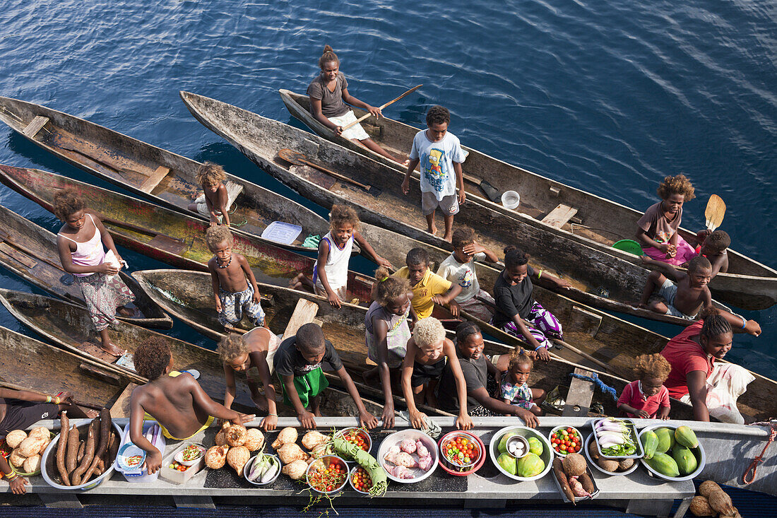 Bootsmarkt, Einheimische verkaufen Obst und Gemuese, Florida Islands, Salomonen