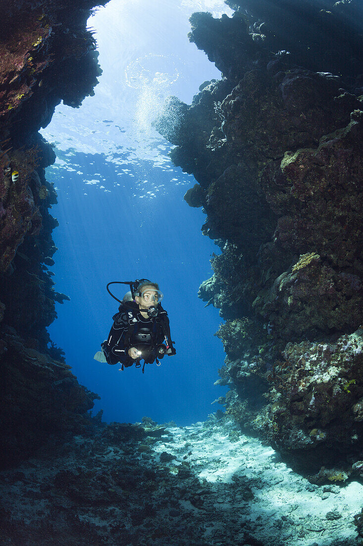 Taucher in Mbuco Caves, Marovo Lagune, Salomonen