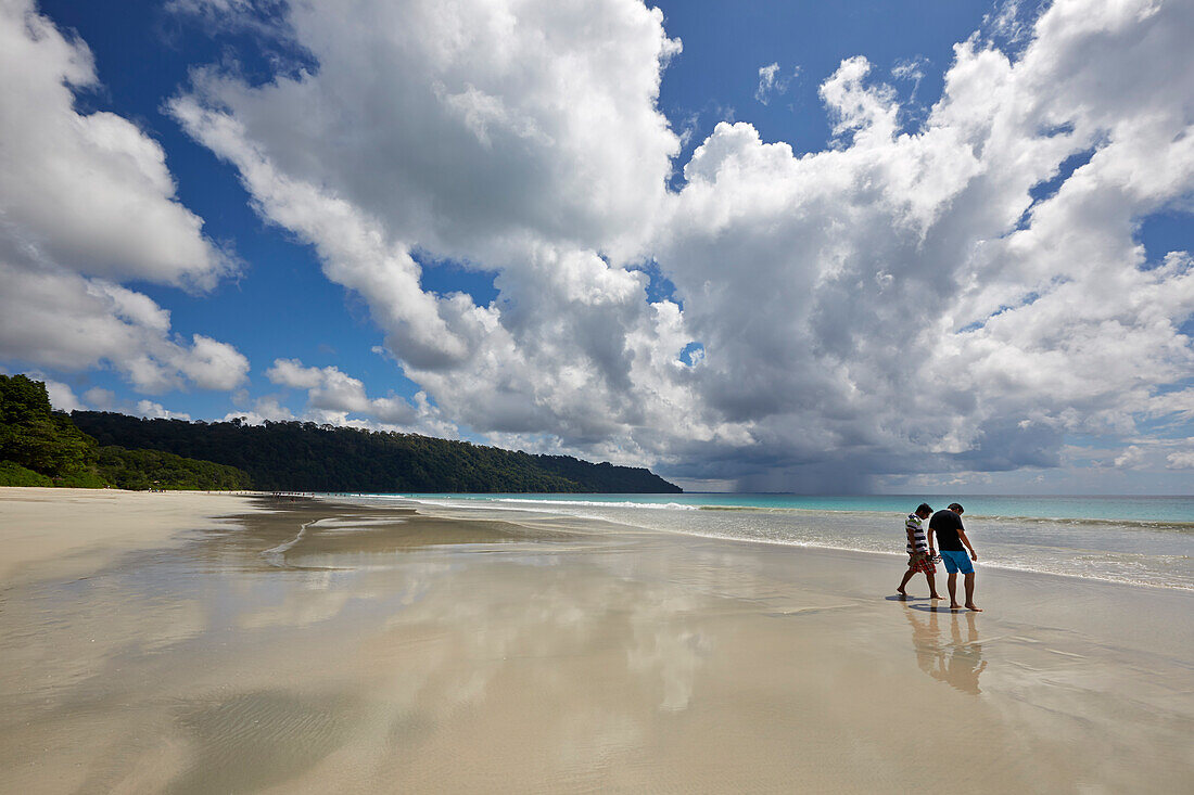 Beach No.7, oder auch Radhanagar Beach, indische Touristen bei Ebbe (vollster Teil des Strandes), Westkueste, Havelock Island, Andaman Islands, Union Territory, India