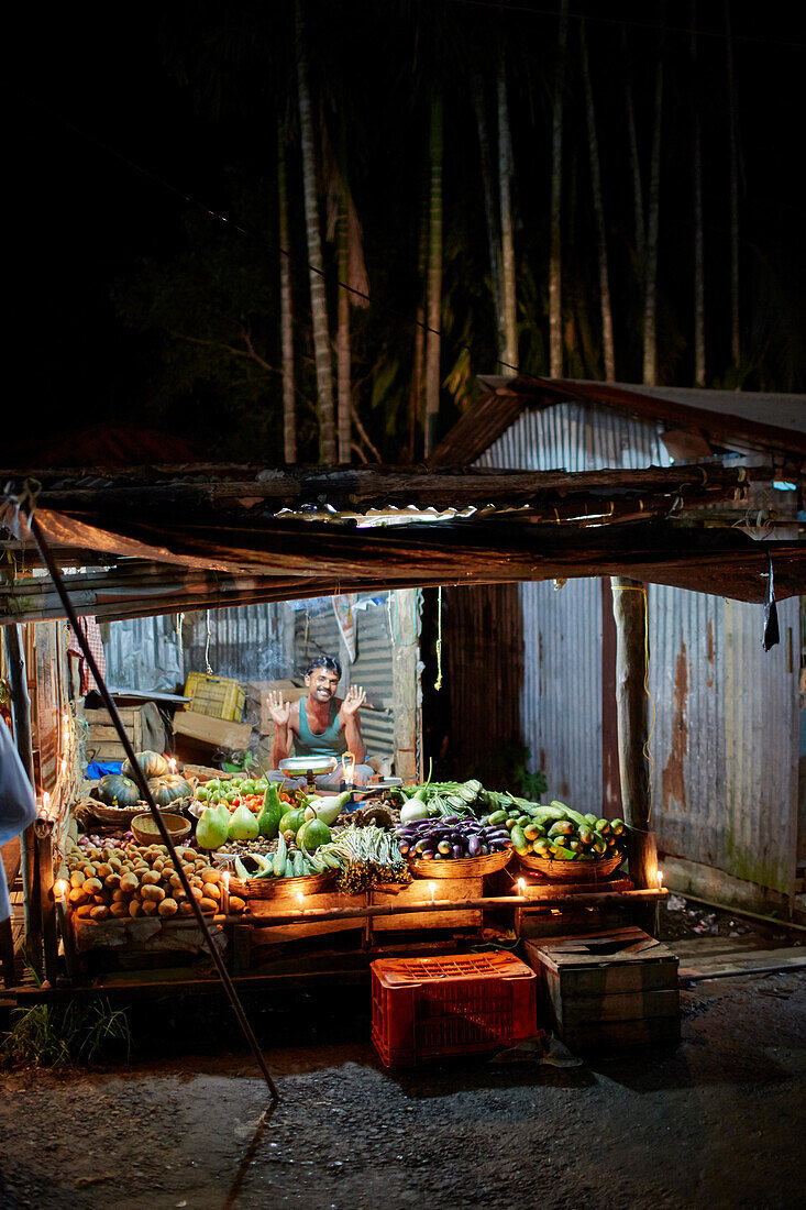 Mit Kerzen geschmueckter Gemueseverkauf an Hauptstrasse Subhas Bazaar, Divali Lichterfest am 2.11.13, grosses Dorf Diglipur, North Andaman, Andaman Islands, Union Territory, India