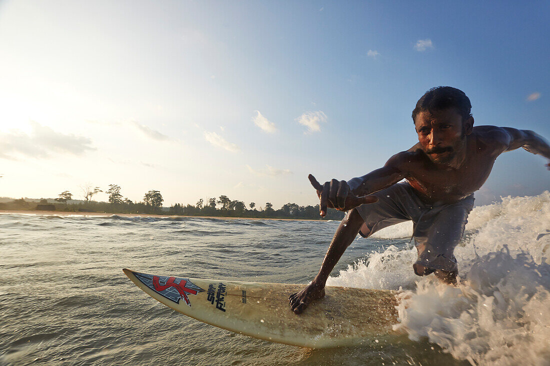 Surfer Thomas Arland, 'Motu', am Strand von Hut Bay, Bucht und Hauptort von Little Andaman, Andaman Islands, Union Territory, India