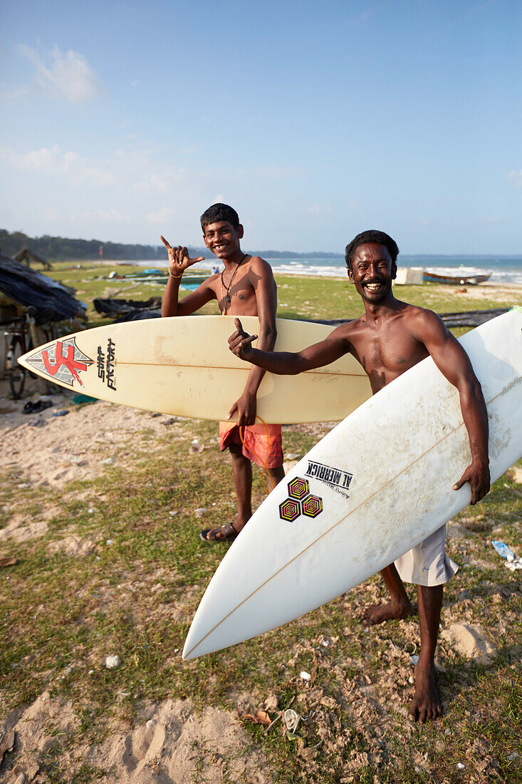 Surfer Thomas Arland, 'Motu', 38 J., und sein Schueler Simachalam, 18 J., am Strand von Hut Bay, Bucht und Hauptort von Little Andaman, Andaman Islands, Union Territory, India